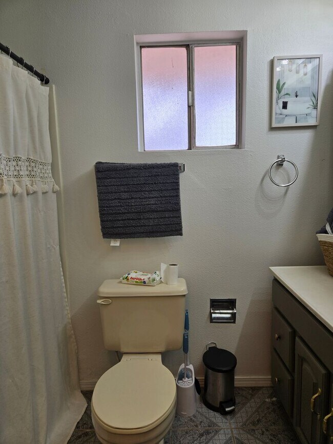 Building Photo - Furnished Four Bedroom Home With Sierra Bl...