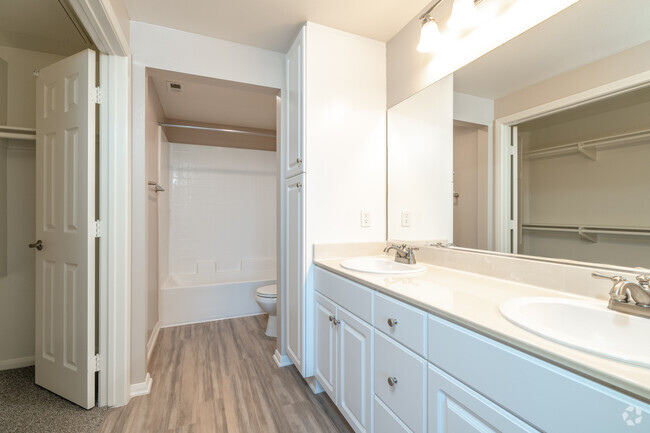 2BR, 2BA - 1112SF - BATHROOM 1 - College Park Apartments