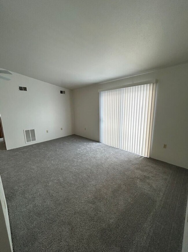 Building Photo - 2 bedroom 1 bath Middle Floor Apartment with Private Balcony!