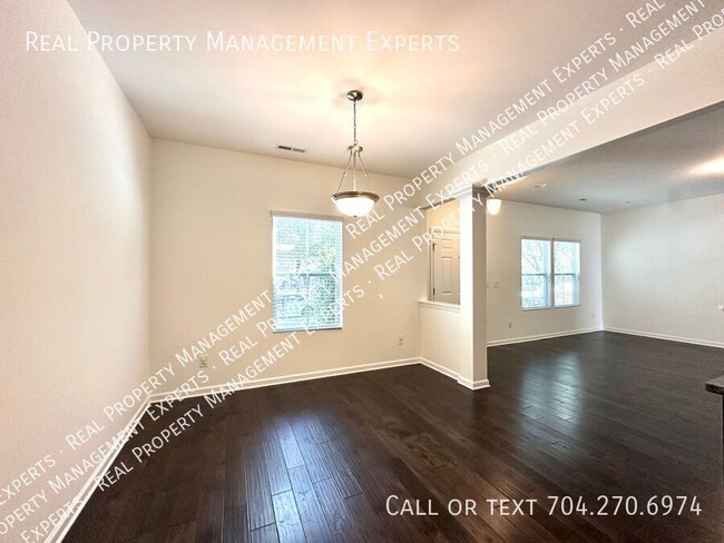 Building Photo - **MOVE IN CHRISTMAS SPECIAL!**Charming 4BR...