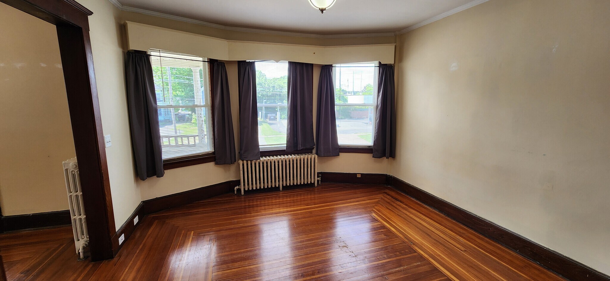 Building Photo - 352 Elm St