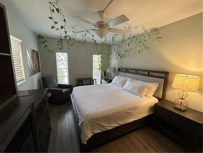 Building Photo - 2737 NE 28th St