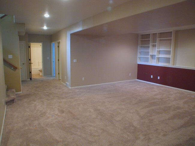 Building Photo - House For Lease