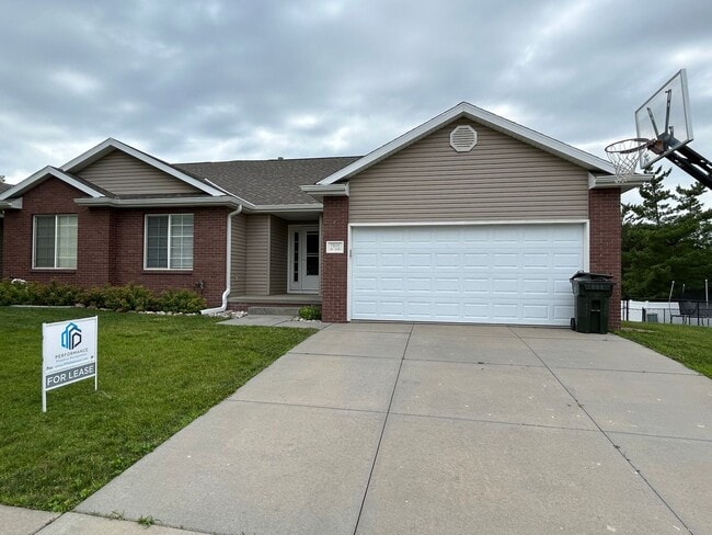 Primary Photo - Beautiful Townhome in the popular Vavrina ...