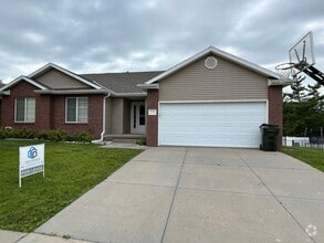 Building Photo - Beautiful Townhome in the popular Vavrina ...