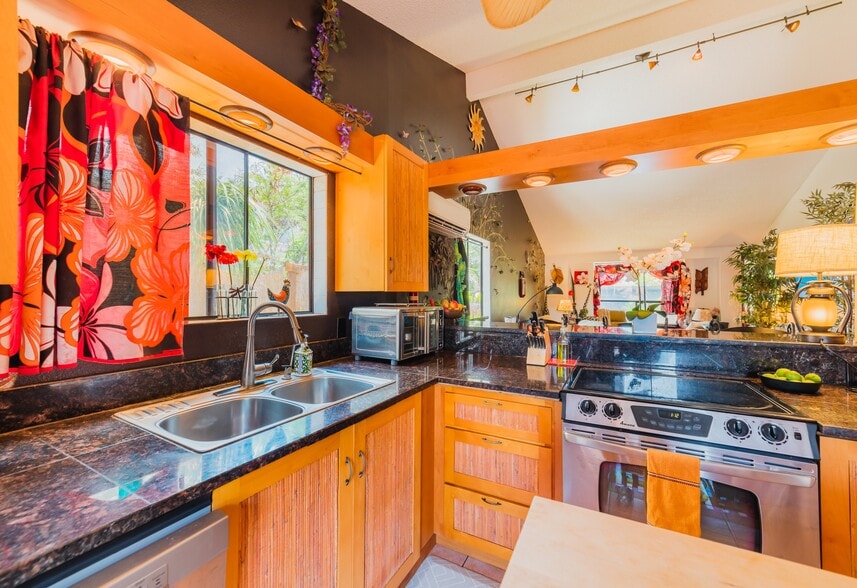 Convection countertop oven (no big oven) - 281 Kaikea St