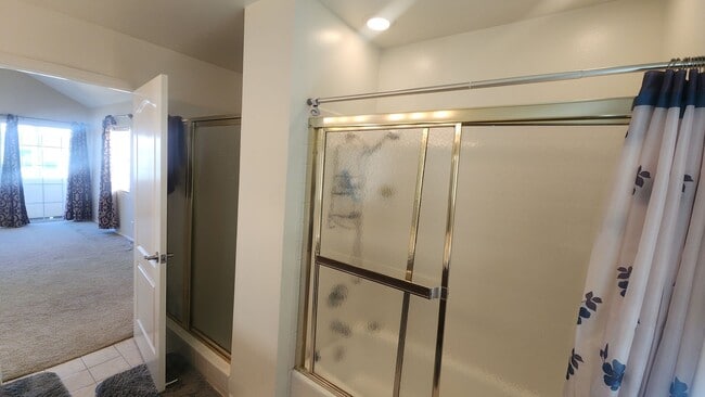 Building Photo - Amazing 2 story 4 bedroom home in Simi Val...