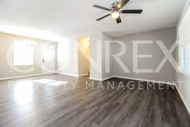 Building Photo - Gorgeous 3 Bedroom