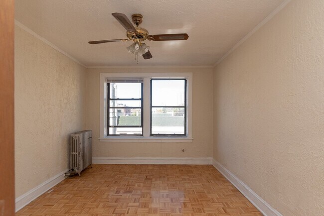 Building Photo - 653 W Belmont Ave