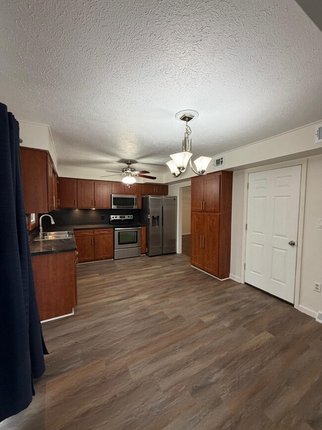 Building Photo - 777 Mannering Rd