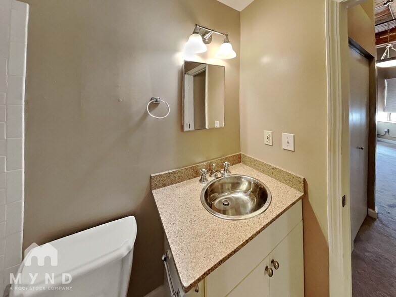 Building Photo - 326 Nelson St SW