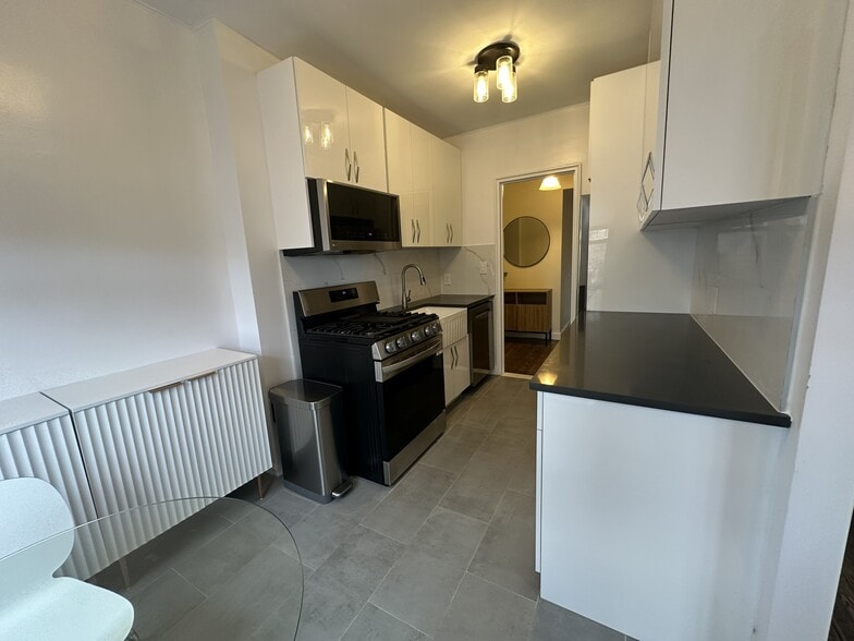 Building Photo - 9876 Queens Blvd