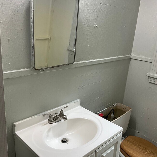 Building Photo - 525 W 77th St