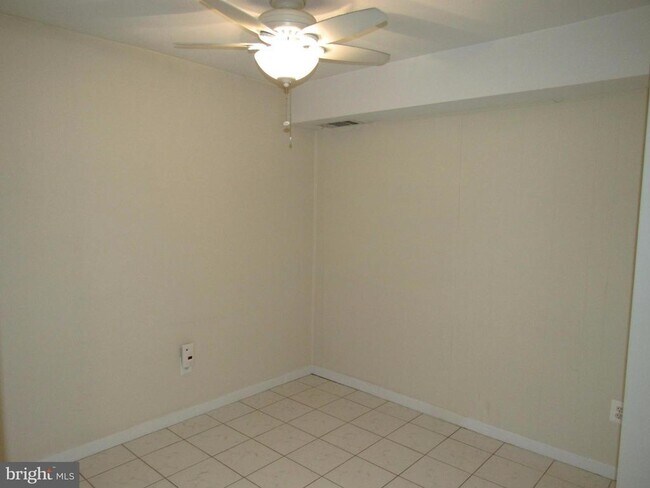 Building Photo - 11200 Chestnut Grove Square