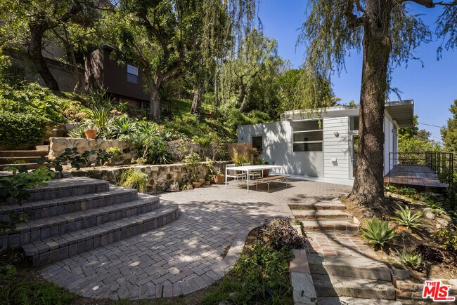 Building Photo - 631 Cross Ave