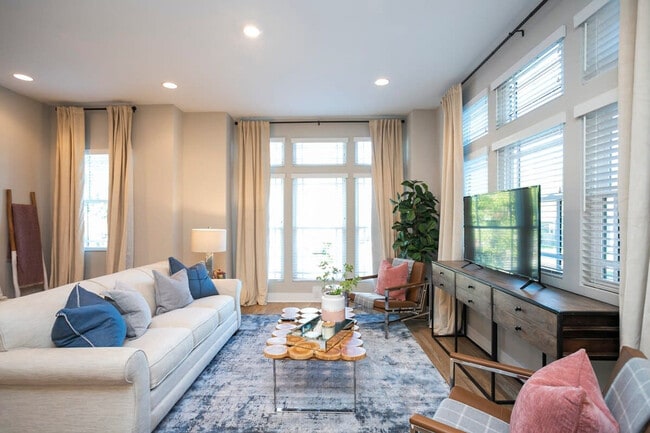 Building Photo - 709 26th Ave N