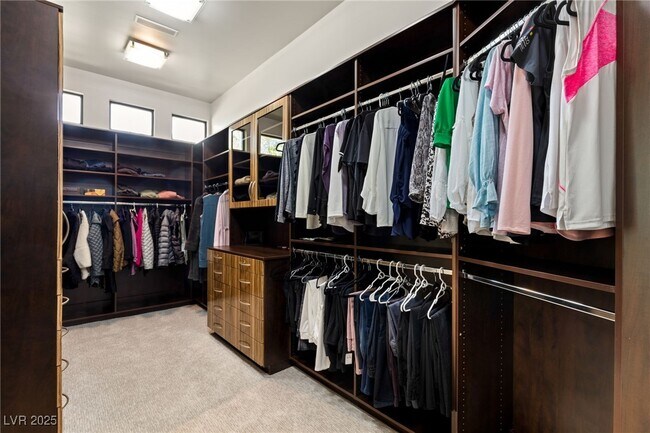 Building Photo - 2 Castle Oaks Ct