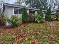 Building Photo - 3 Bedroom 1.5 Bathroom Single Family Home in Redmond!