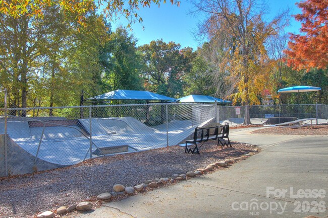 Building Photo - 1015 Sharon Dr