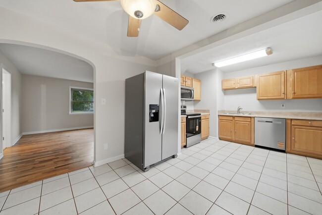 Building Photo - 8037 Crescent Rd