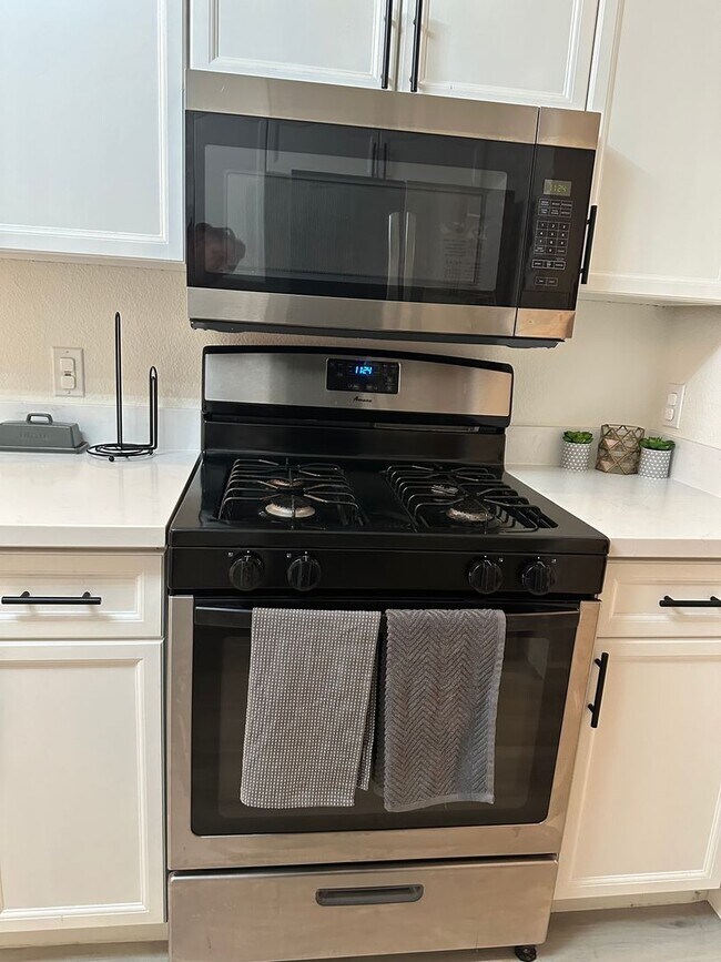 Building Photo - Fully Furnished Three Bedroom Spring Valle...
