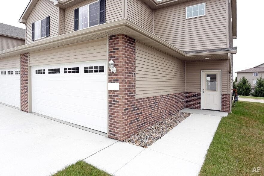 Primary Photo - 904 SE 10th Ln