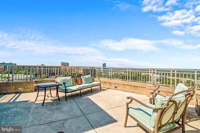 Building Photo - 8220 Crestwood Heights Dr