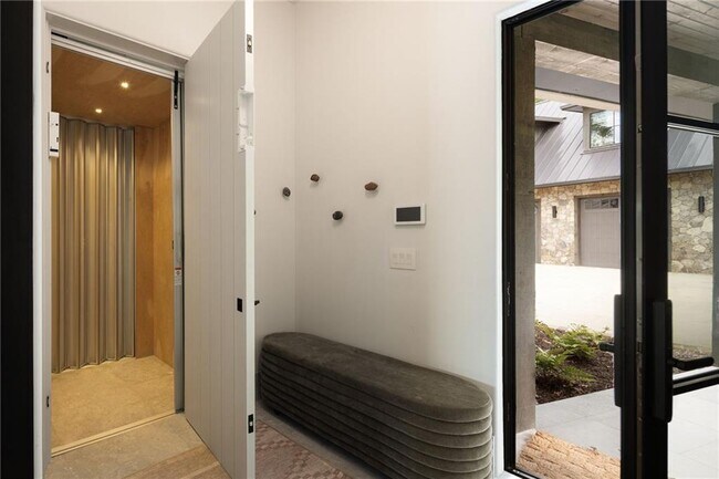 Building Photo - 725 Rocky Point Dr