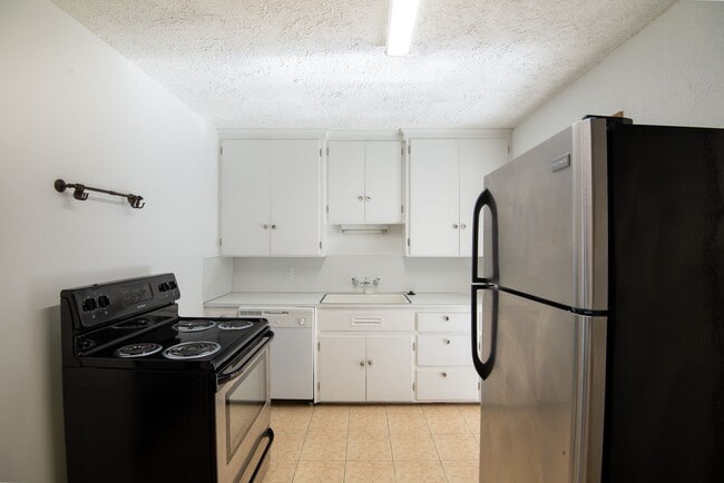 Building Photo - Single-level Home Near Salem's revitalized downtown