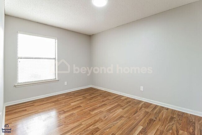 Building Photo - Beautiful 3-Bed 2 Bath Home with Massive Fenced Yard & Private Deck!