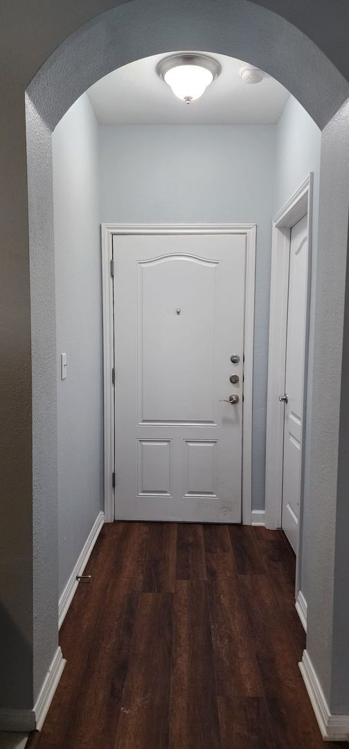 Building Photo - 2/2 Apartment Walking Distance from UT