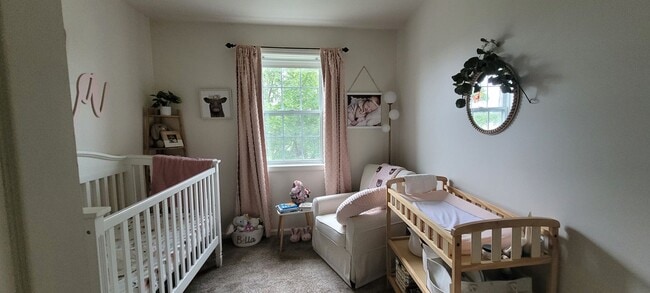 Building Photo - 3 Bedroom 1.5 bathroom townhome-Eastpointe...