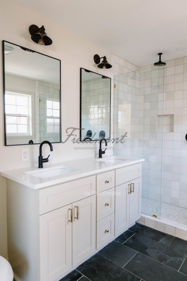 Building Photo - 414 Birnie St