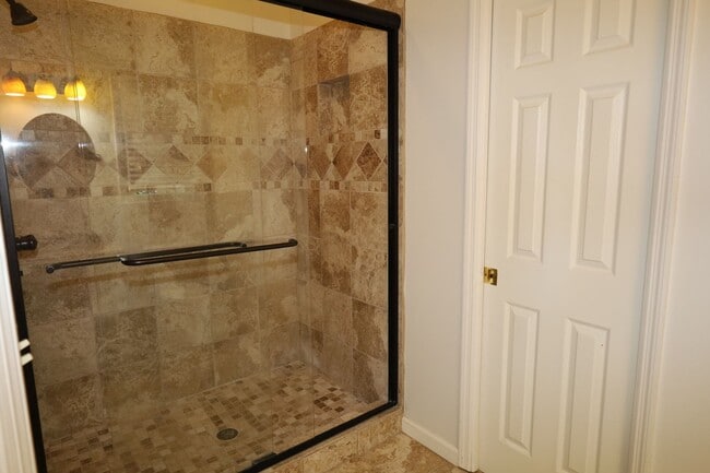 Building Photo - 3702 Northcliff Ln