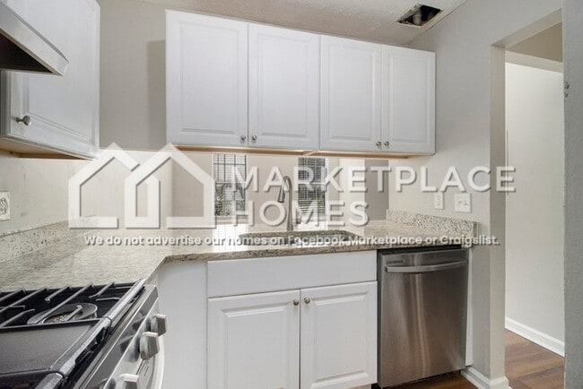 Building Photo - 2033 Charter Ln