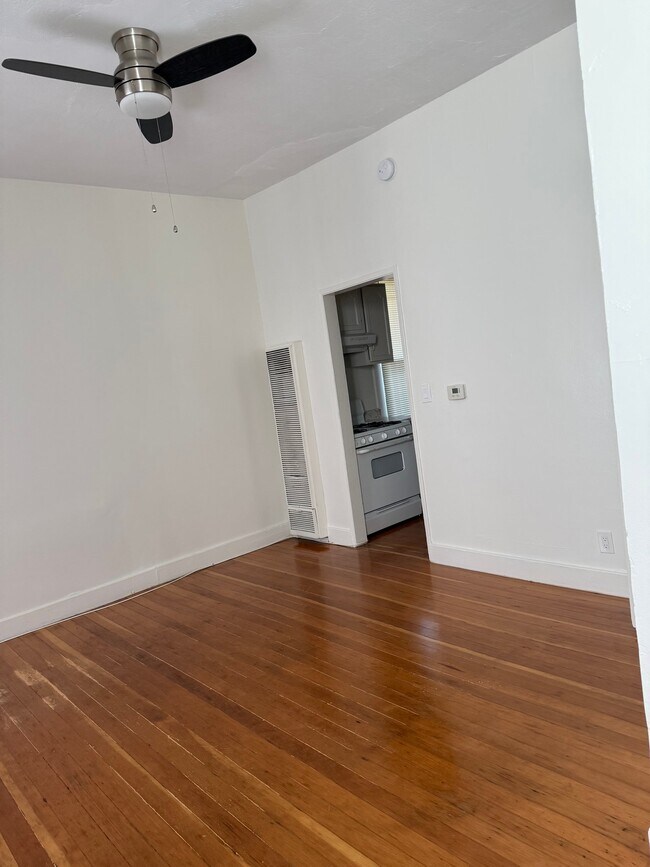 Building Photo - 1114 Poinsettia Dr
