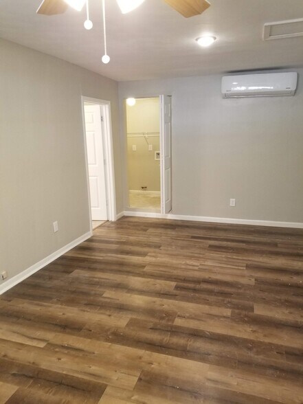 Living/Dining Room - 601 N Pruett St