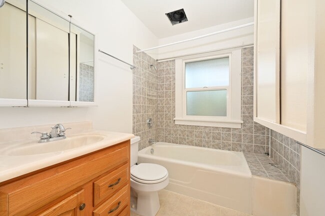 Building Photo - Charming 1BR/1BA Main Floor View Unit in Desired Neighborhood (Sunset Hill)