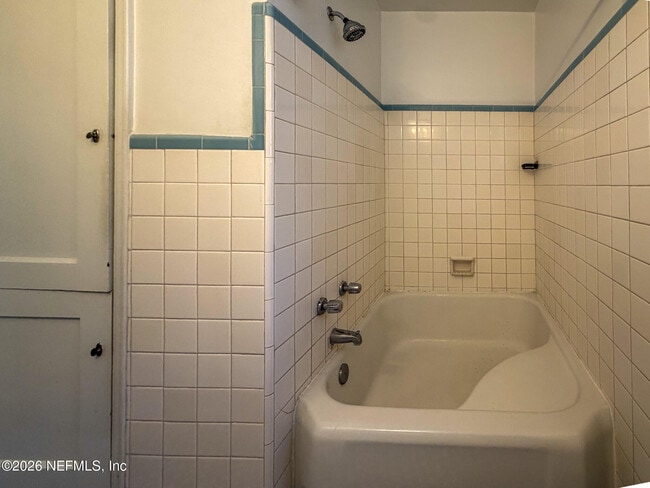 Building Photo - 1733 River Rd