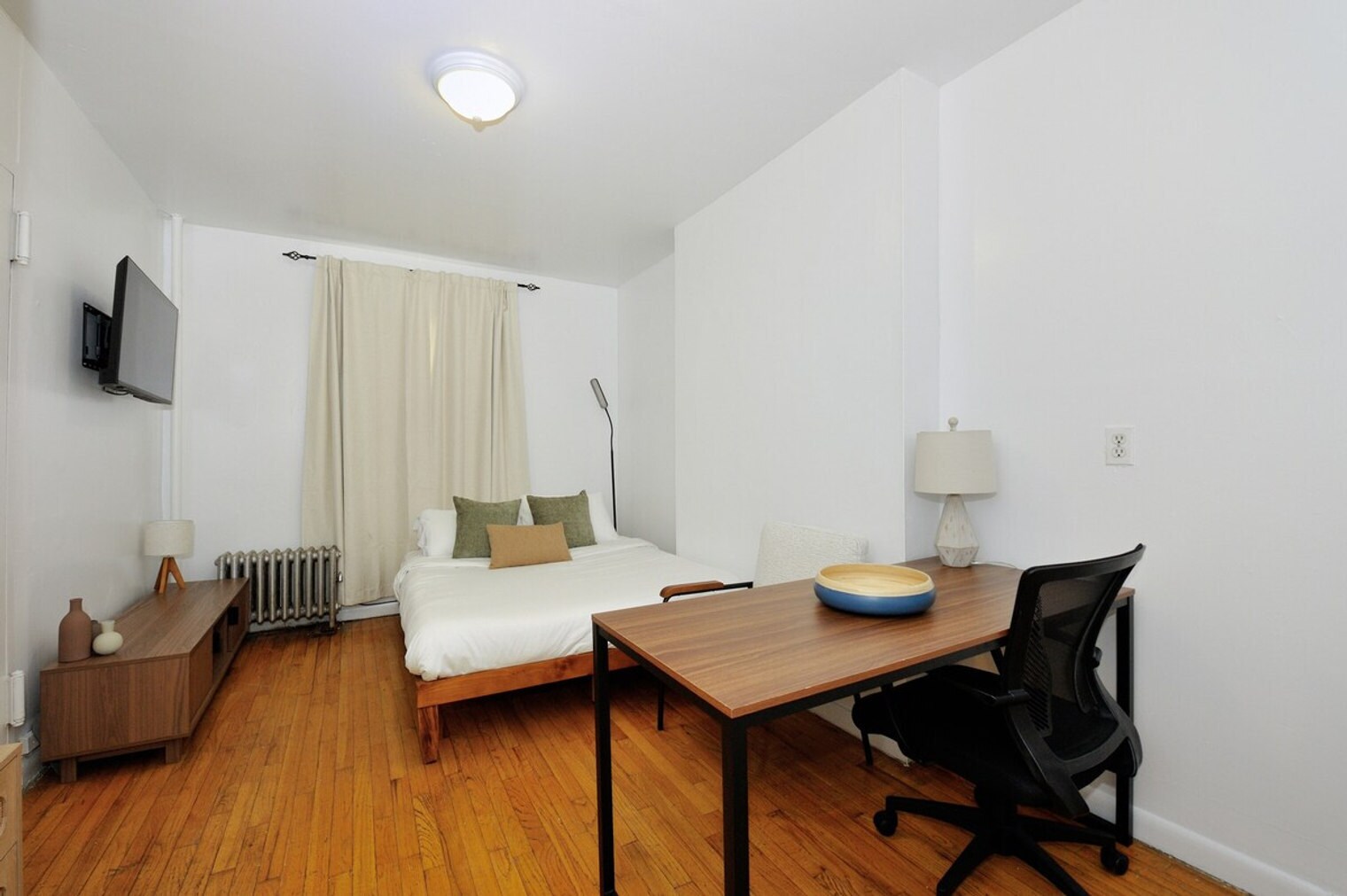 Building Photo - 422 W 56th St