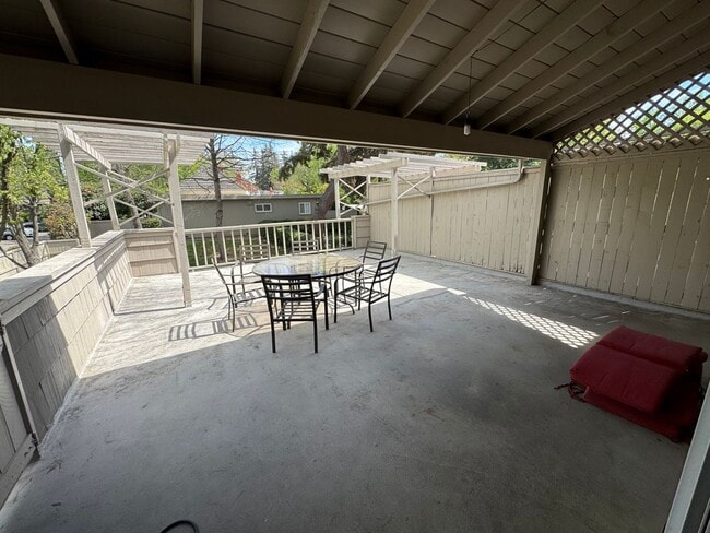 Building Photo - 642 Commons Dr