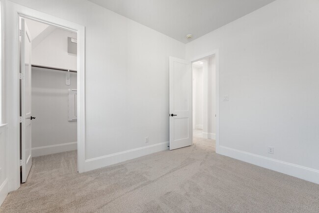 Building Photo - 12016 Royal Oaks Banner Wy