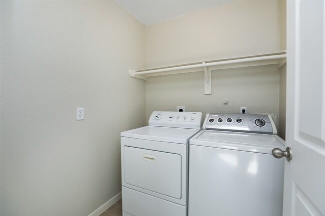 Building Photo - 8231 Gran Villa Dr