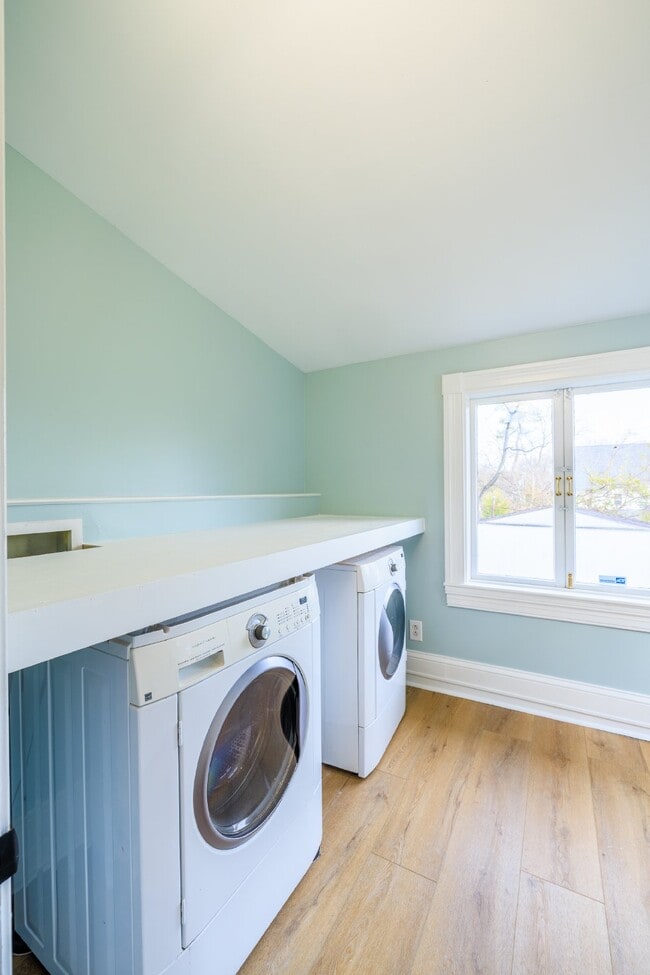 Building Photo - NOW AVAILABLE!!!  Charming, Renovated 2 Bed, 1 Bath East Nashville Home, Minutes to Five Points &...