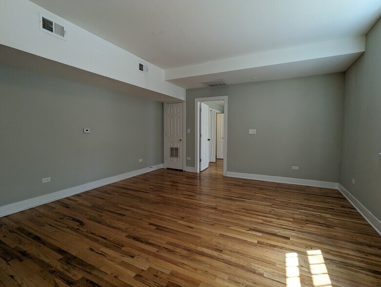 Building Photo - 910 W George St