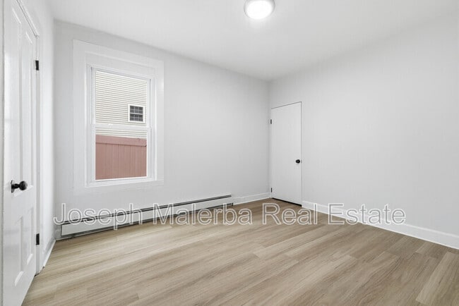 Building Photo - 848 Bank St