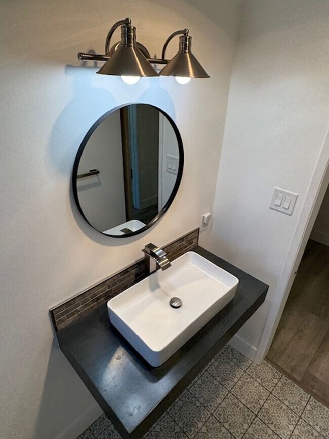 Building Photo - Modern Alamitos Beach 2 bedroom Condo plus...