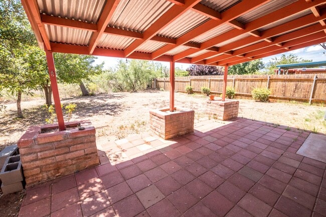 Building Photo - Updated and Charming 3 Bedroom, 2 Bath Hom...