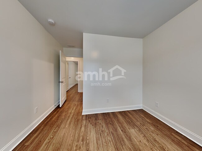 Building Photo - 525 Lateleaf Dr