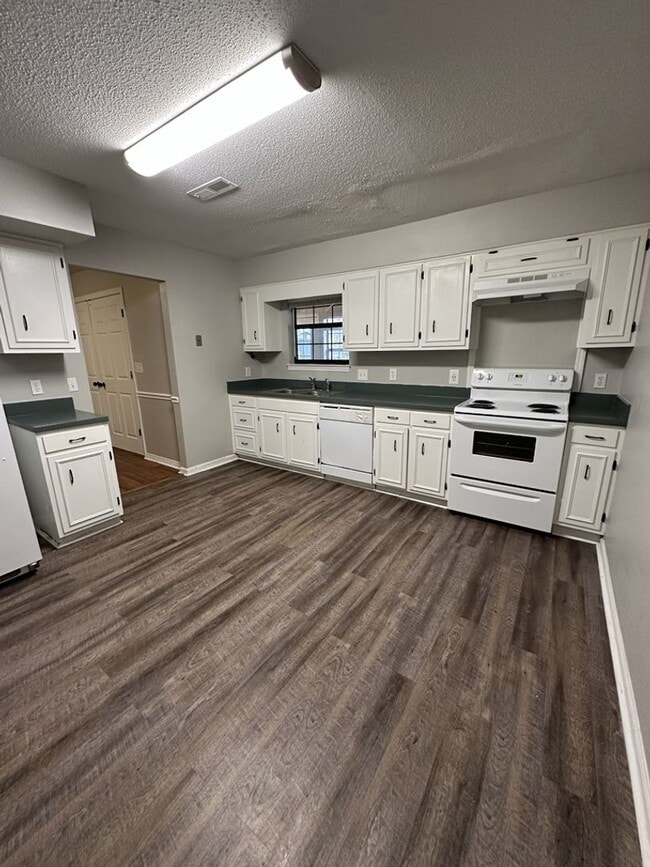 Building Photo - 3 Bedroom Townhome in Hixson! Pet-friendly!